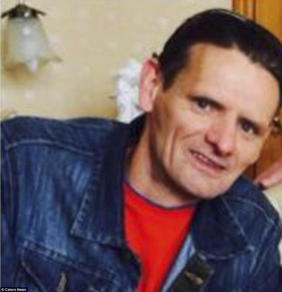 Vừa đăng ảnh con gái yêu lên mạng xã hội, chỉ vài phút sau ông bố dùng dao đâm con tới chết rồi tự sát không thành